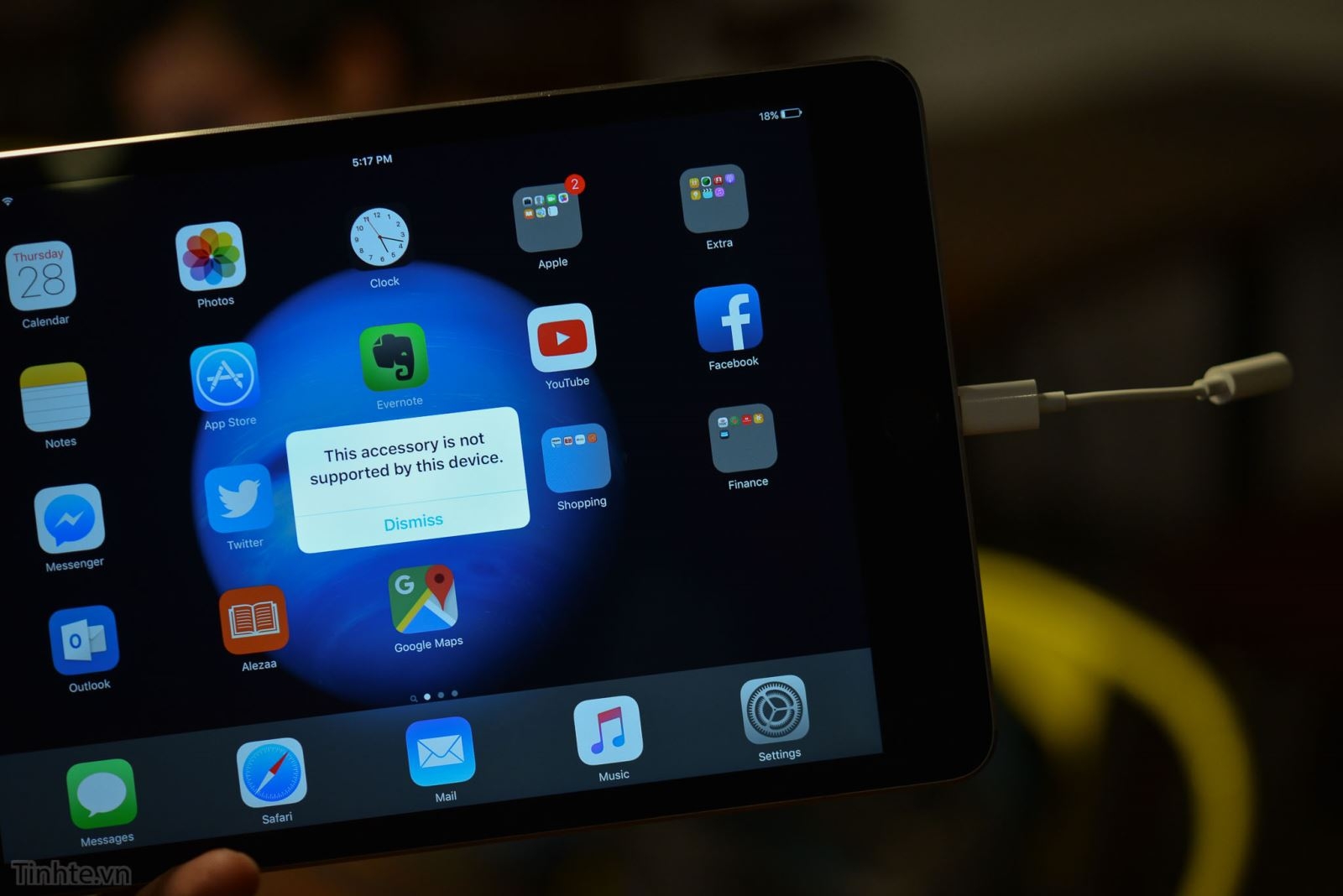 Trên tay phụ kiện chuyển đổi từ cổng Lightning sang jack 3.5mm cho iPhone 7