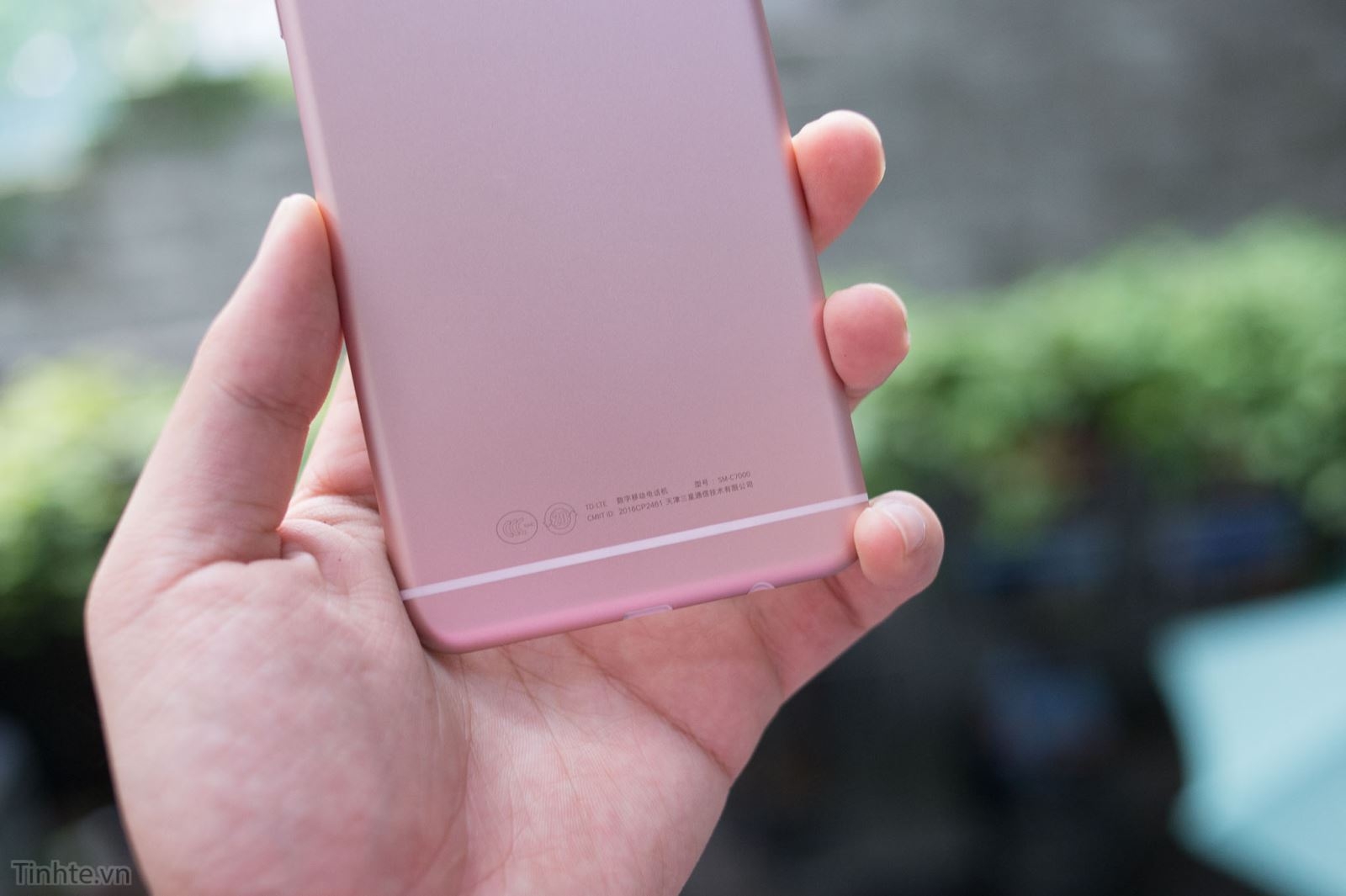 Trên tay Samsung Galaxy C7 phiên bản màu hồng tại Việt Nam