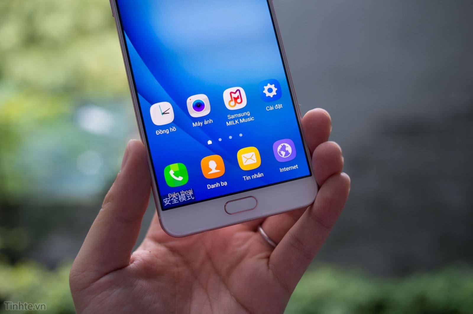 Trên tay Samsung Galaxy C7 phiên bản màu hồng tại Việt Nam