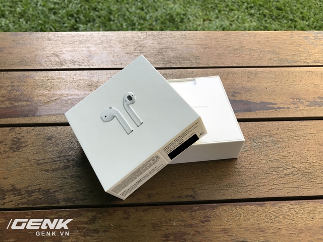 Trên tay tai nghe AirPods chính hãng đầu tiên tại Việt Nam 1