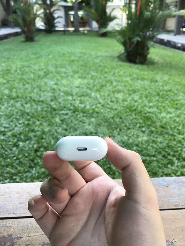Trên tay tai nghe AirPods chính hãng đầu tiên tại Việt Nam 6