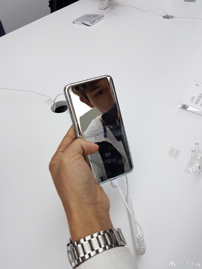 Trên tay Xiaomi Mi 6 phiên bản màu bạc 2