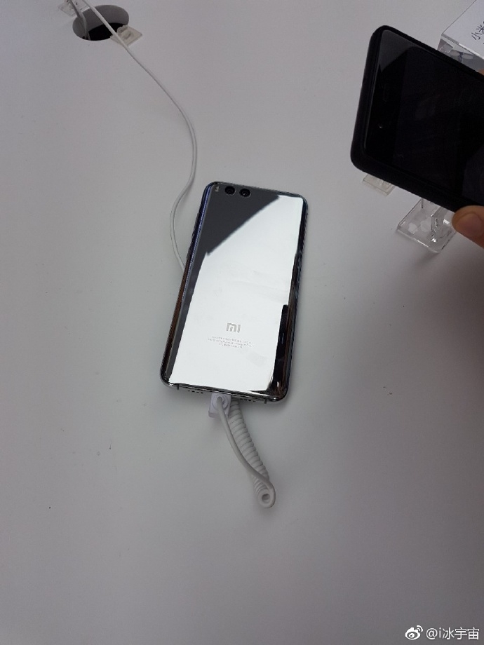 Trên tay Xiaomi Mi 6 phiên bản màu bạc 3
