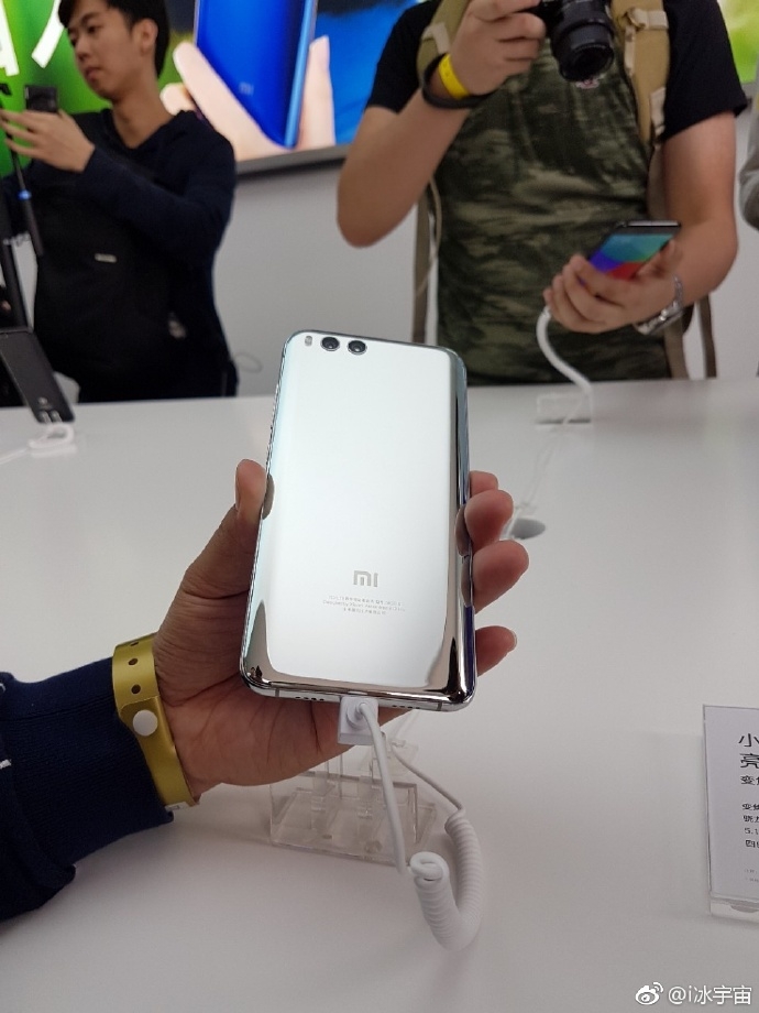 Trên tay Xiaomi Mi 6 phiên bản màu bạc