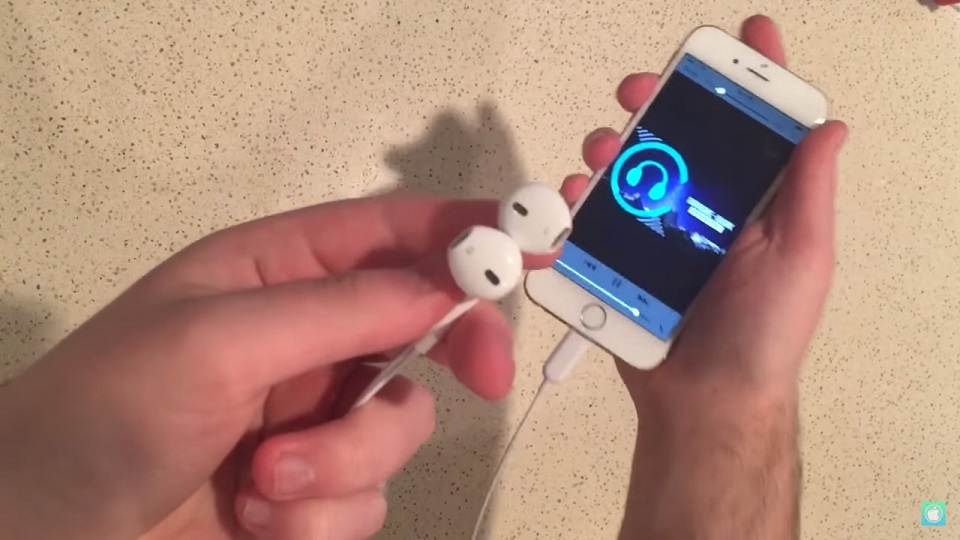 Video mới tiết lộ khả năng hoạt động của tai nghe EarPods trên iPhone 7