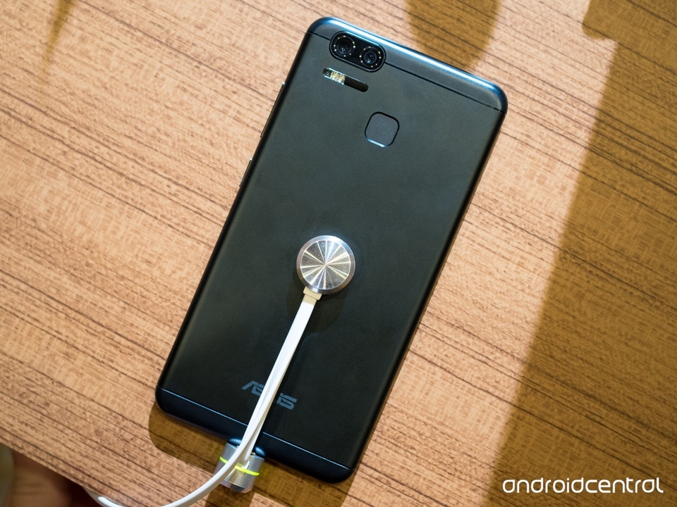 Mặt trước chiếc Zenfone 3 Zoom Mặt trước chiếc Zenfone 3 Zoom