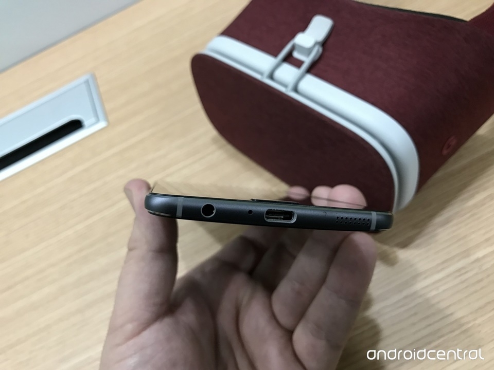 Mặt dưới Asus Zenfone AR