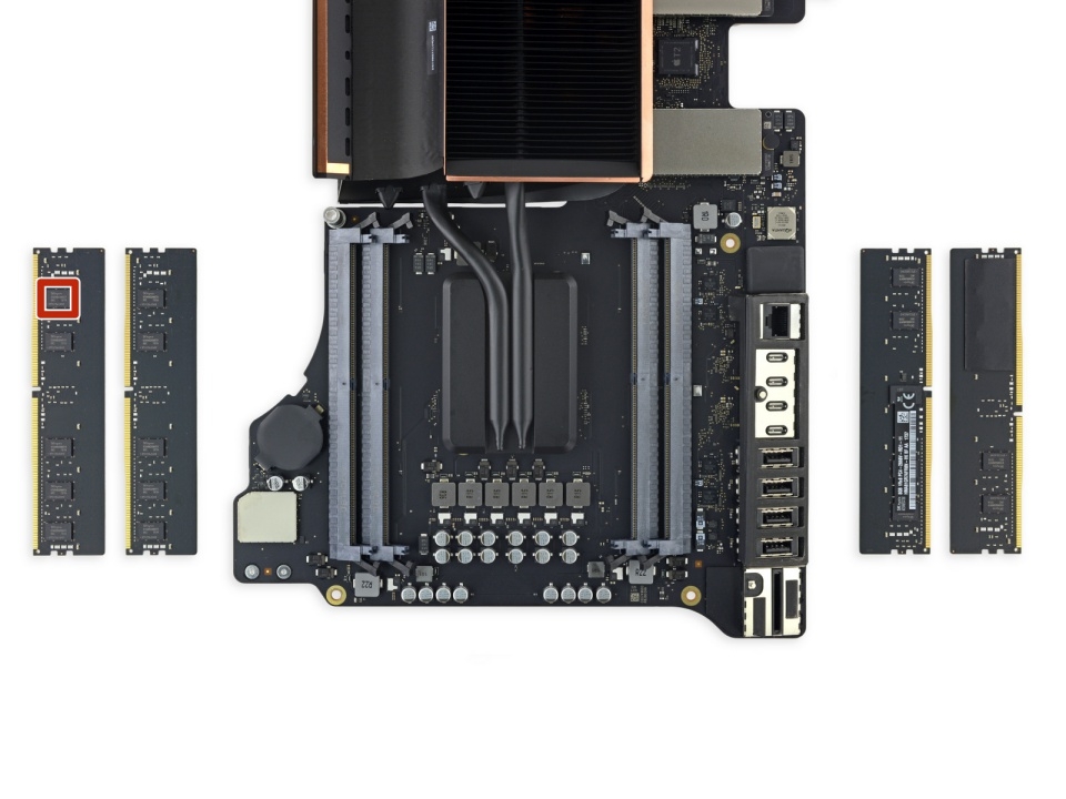 Và đây là toàn bộ phần cứng của máy, RAM, bo mạch, CPU, card màn hình và các vi mạch Và đây là toàn bộ phần cứng của máy, RAM, bo mạch, CPU, card màn hình và các vi mạch
