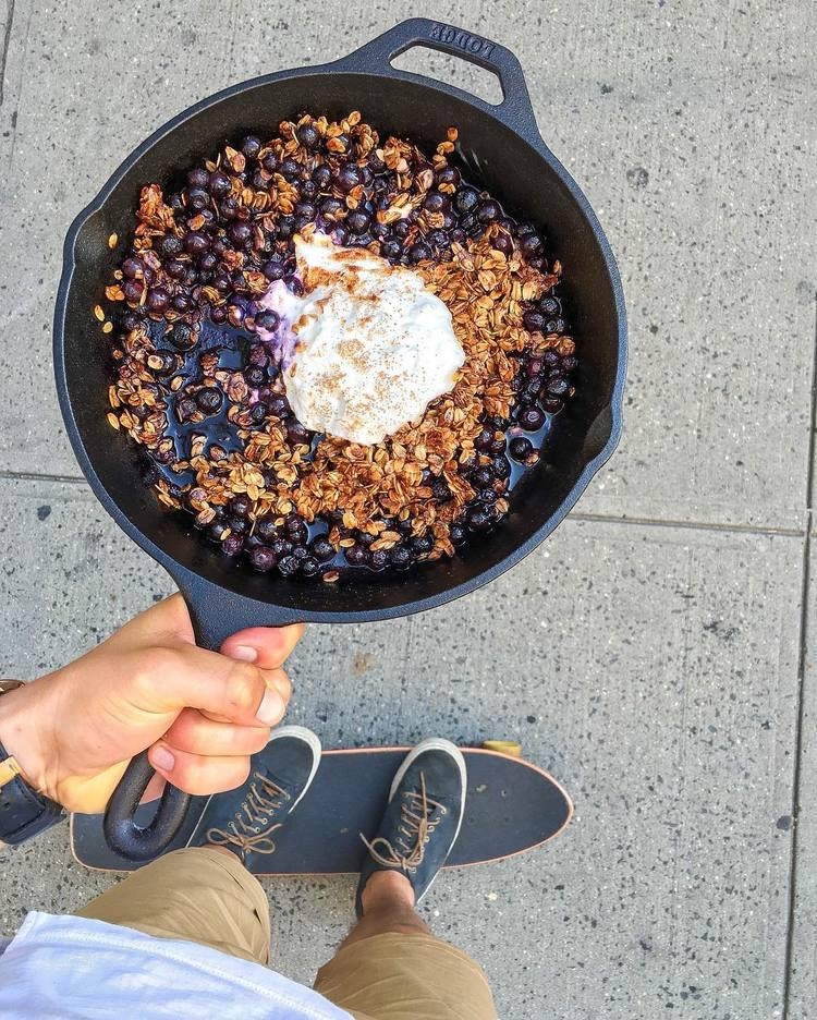 Mẹo chụp đồ ăn số 7: Thêm vật chụp chung vào khung hình