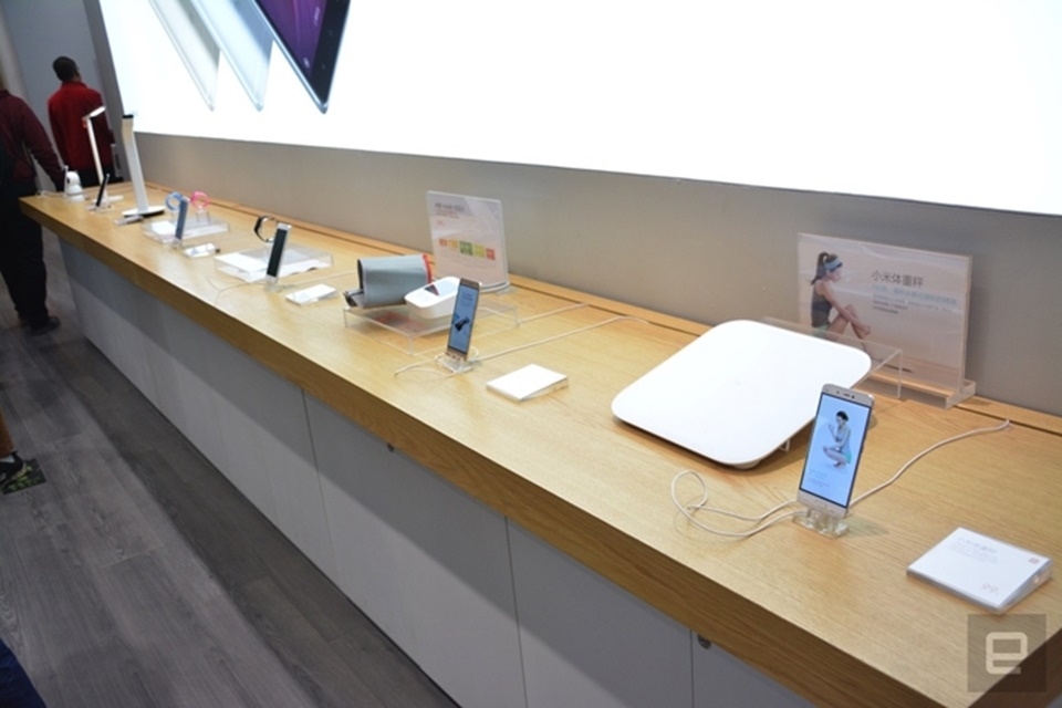 Trưng bày smartphone Xiaomi trong Mi Home