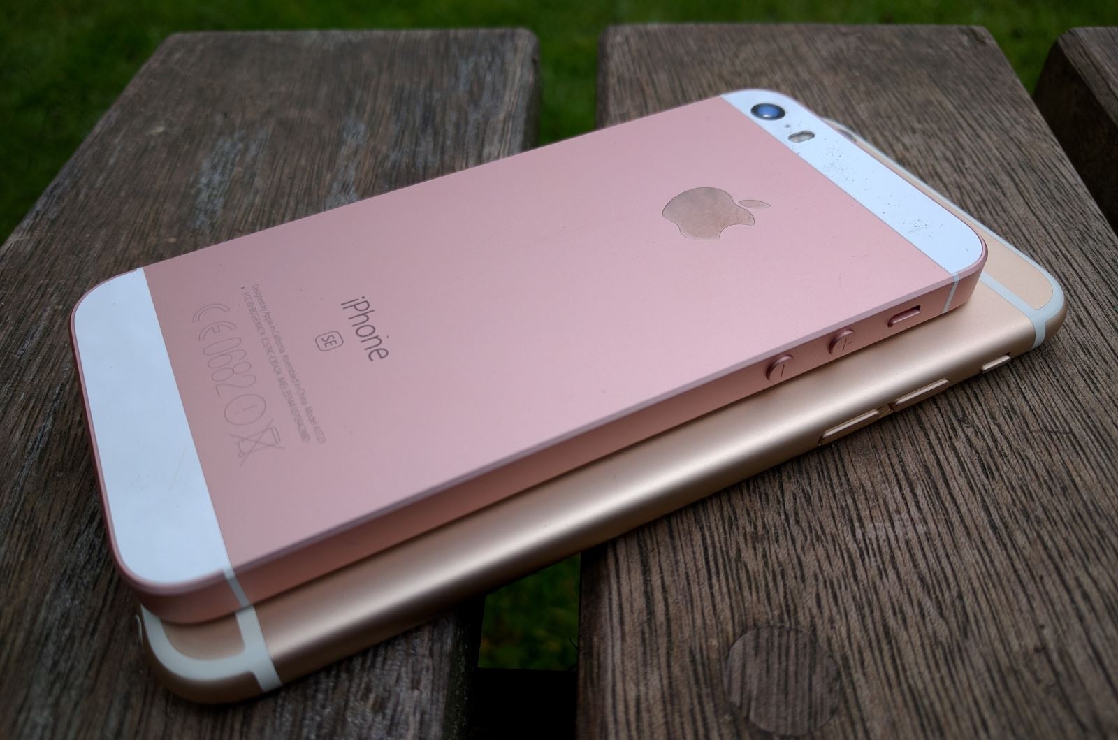 iPhone SE vs iPhone 7