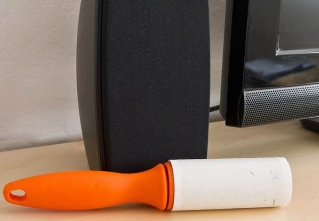 Dùng cây lăn để lấy bụi ra khỏi loa máy tính