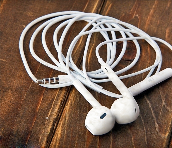 Dùng gôm để tẩy trắng tai nghe iPhone xỉn màu