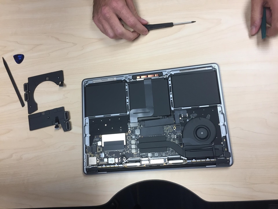 Mổ bụng Macbook Pro 2016 13 inch - Hình 3