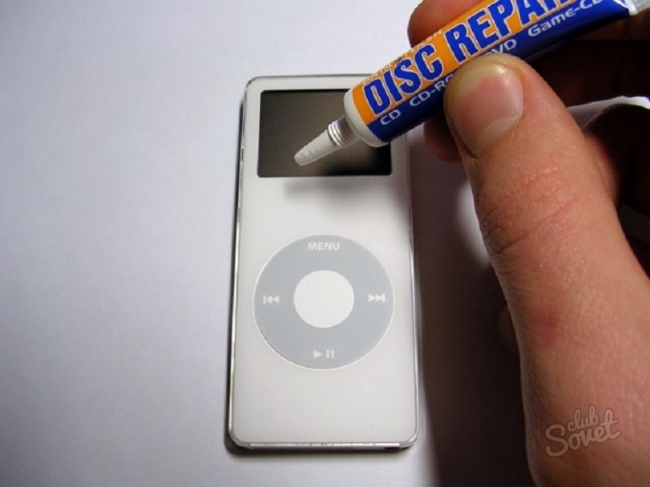 Sử dụng các chất đánh bóng để loại bỏ vết xước trên màn hình thiết bị điện tử