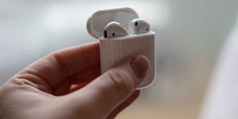 Mặc cho kẻ cười người chê, tai nghe AirPods vẫn cháy hàng! Mặc cho kẻ cười người chê, tai nghe AirPods vẫn cháy hàng!