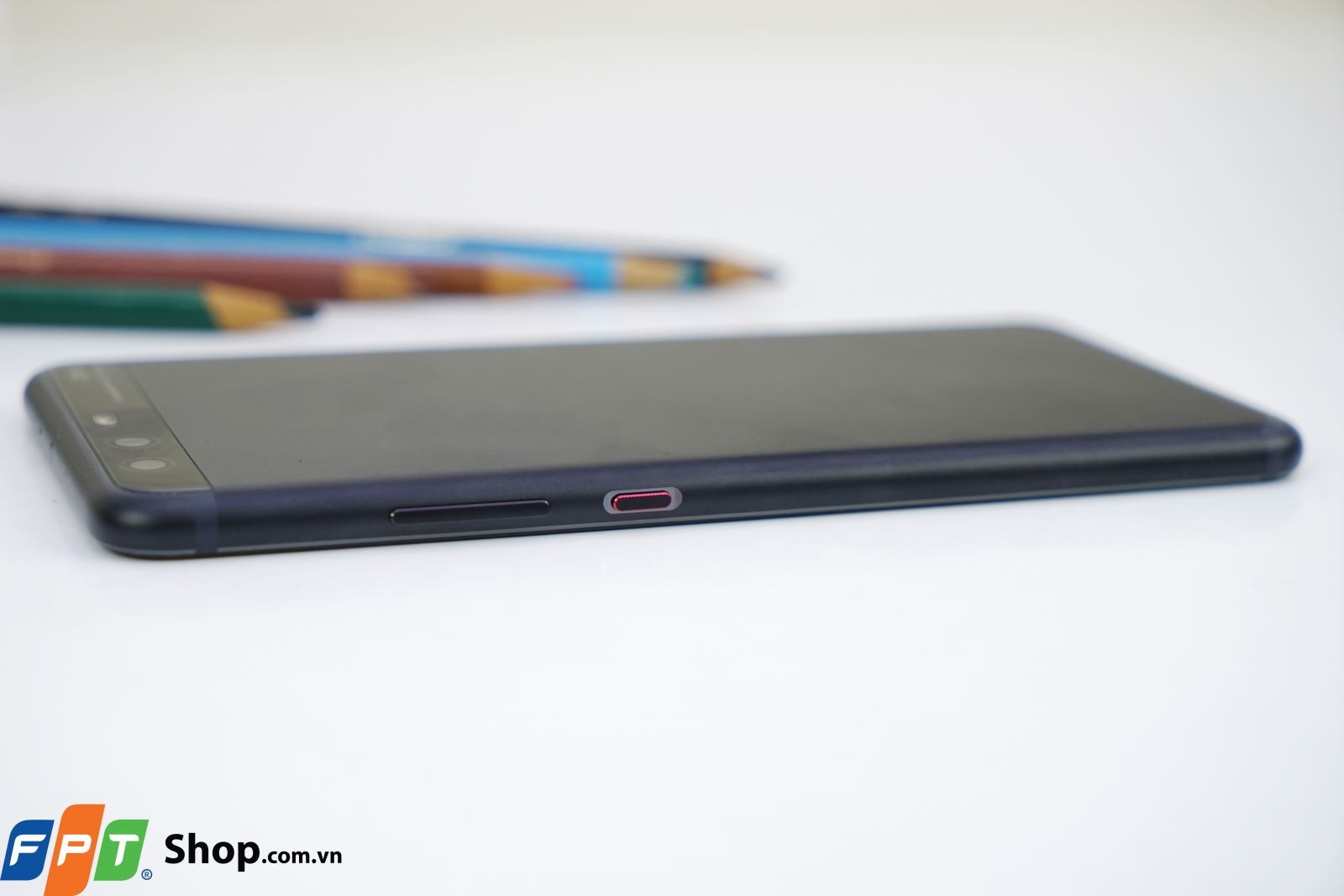 Phím nguồn của P10 Plus với điểm nổi bật là một đường chỉ đỏ Phím nguồn của P10 Plus với điểm nổi bật là một đường chỉ đỏ
