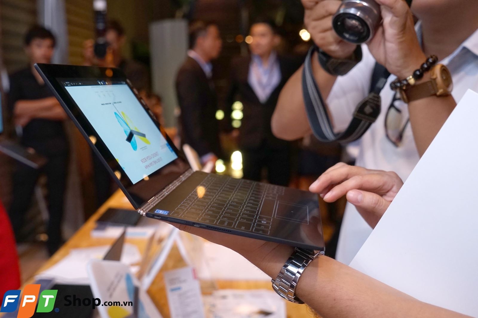 Yoga Book hiện có 2 phiên bản chạy android và windows 10