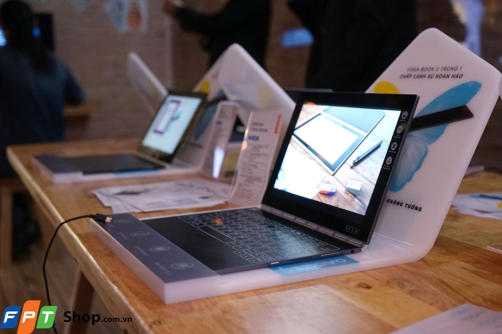 Lenovo Yoga book được trang bị bàn phím ảo Halo