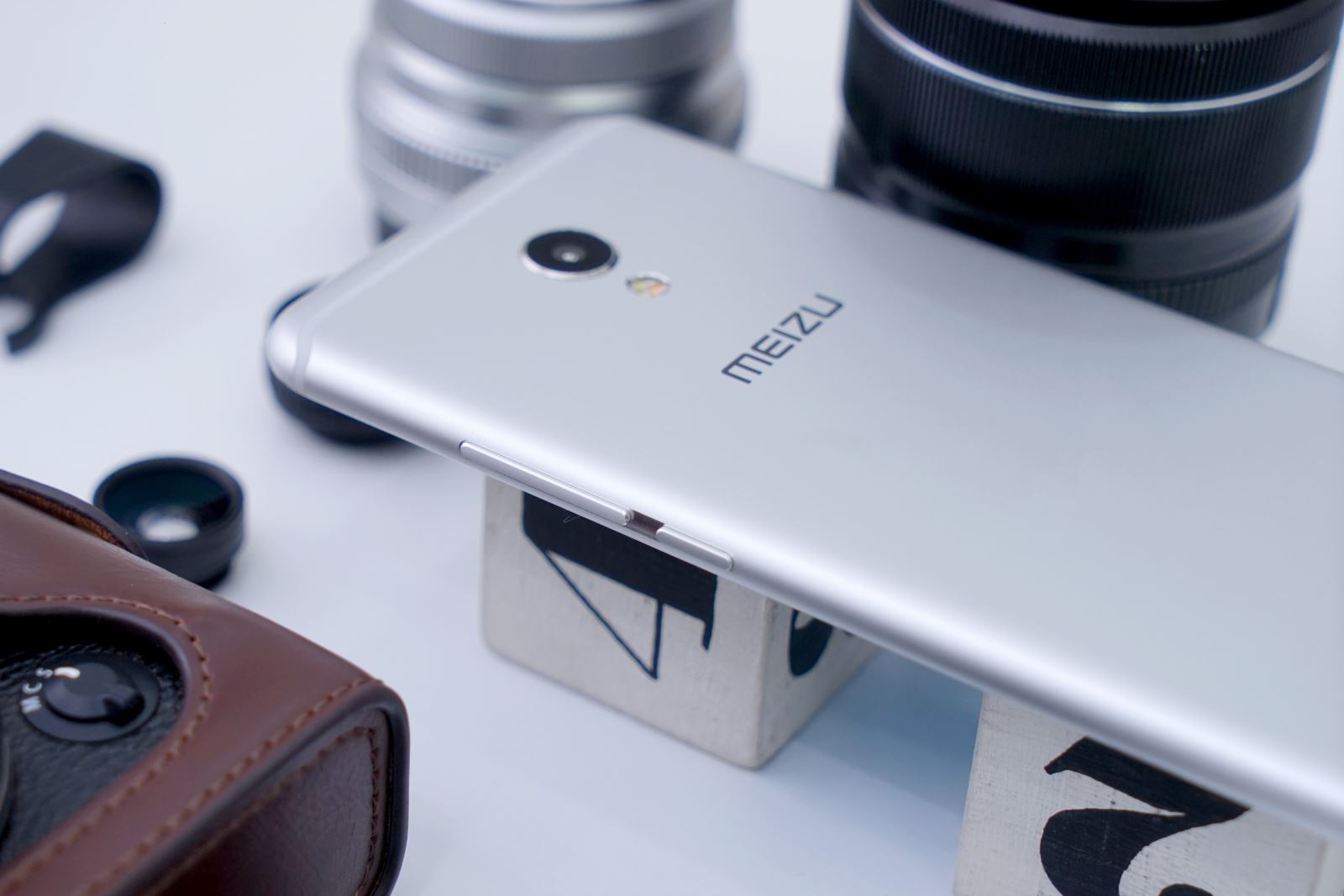 MX6 sở hữu thiết kế kim loại cao cấp cùng mặt kính cường lực cong 2.5D