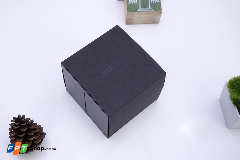 Hộp đựng Meizu Mix với màu đen tuyền sang trọng cùng logo Meizu in chìm