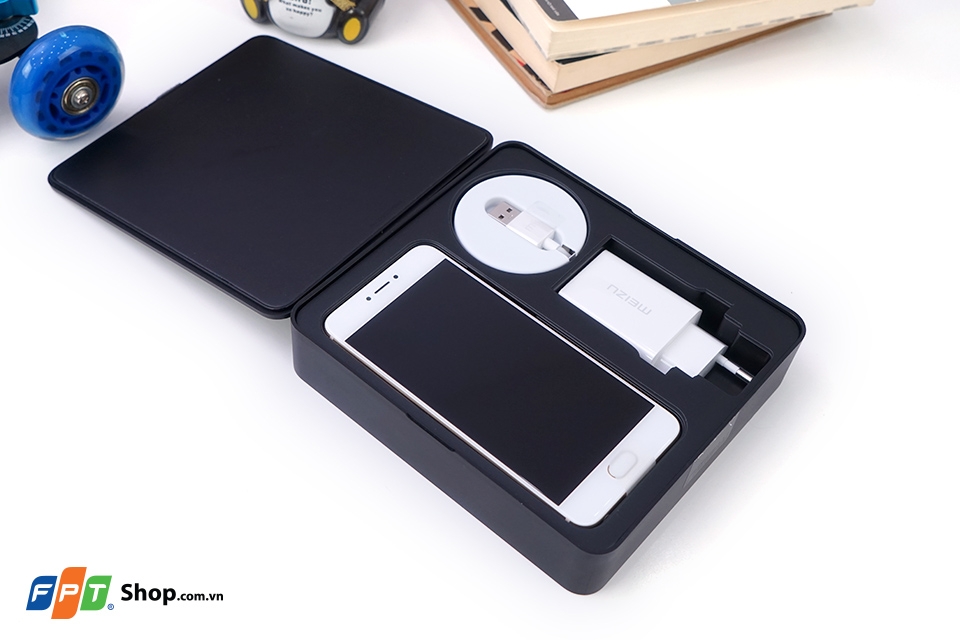 Các phụ kiện đi kèm trong hộp Meizu Pro 6