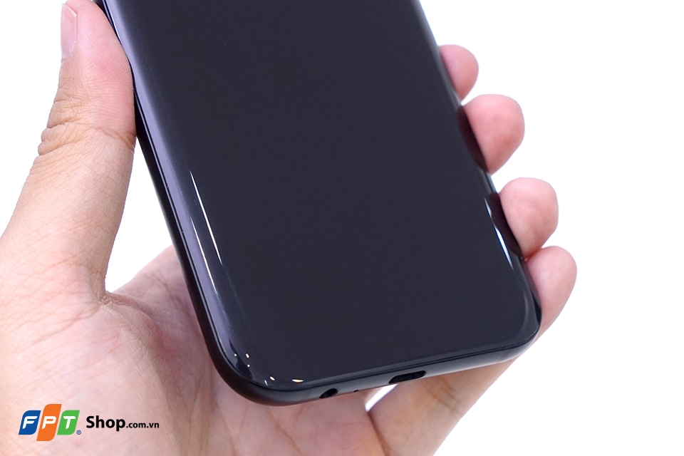 Mặt sau được chế tác cong 3D