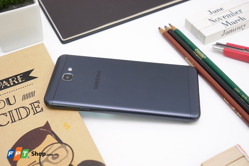 J7 Prime với thiết kế kim loại nguyên khối cùng mặt kính cong 2.5D