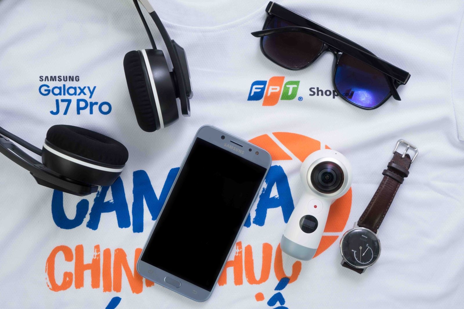 Ảnh flatlay Galaxy J7 Pro fptshop