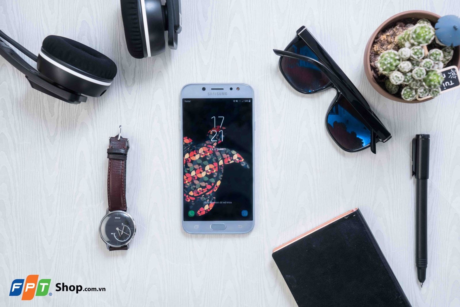 Ảnh flatlay Galaxy J7 Pro fptshop