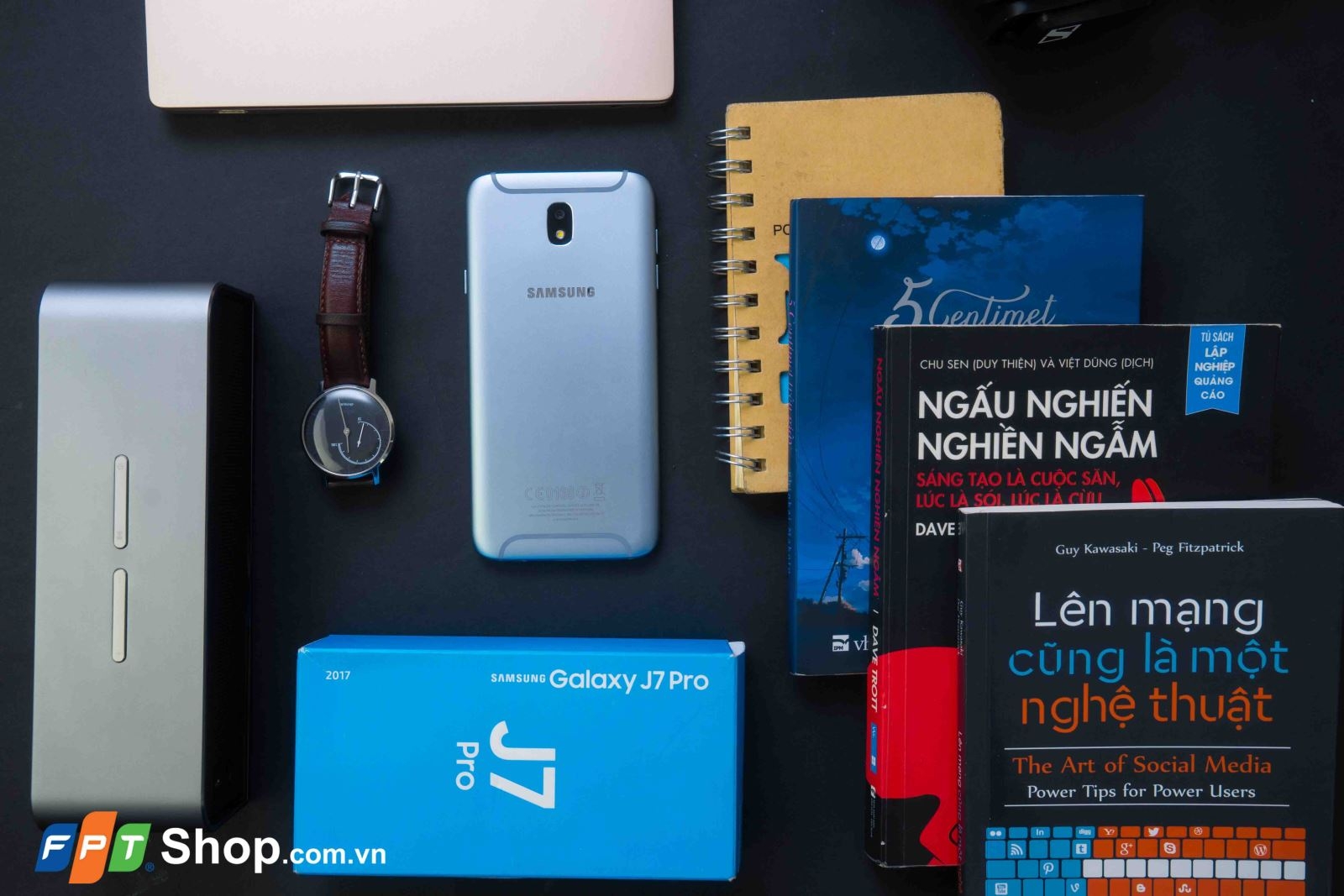 Ảnh flatlay Galaxy J7 Pro fptshop