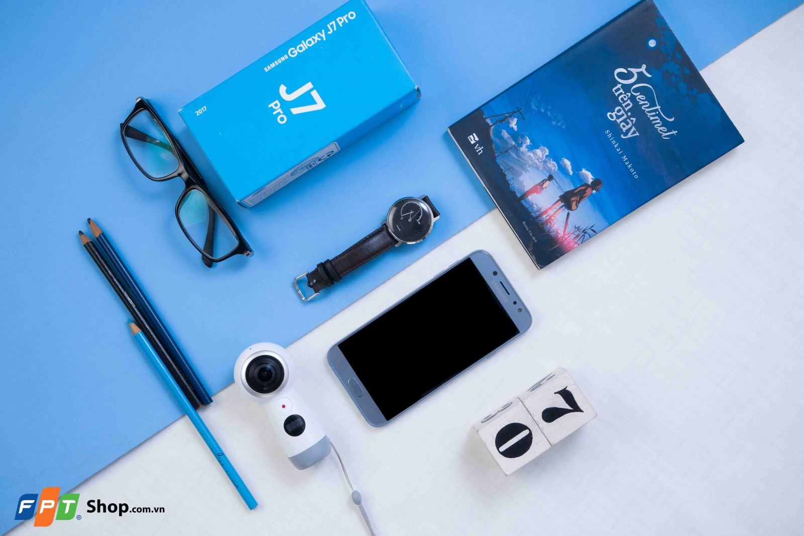 Ảnh flatlay Galaxy J7 Pro fptshop