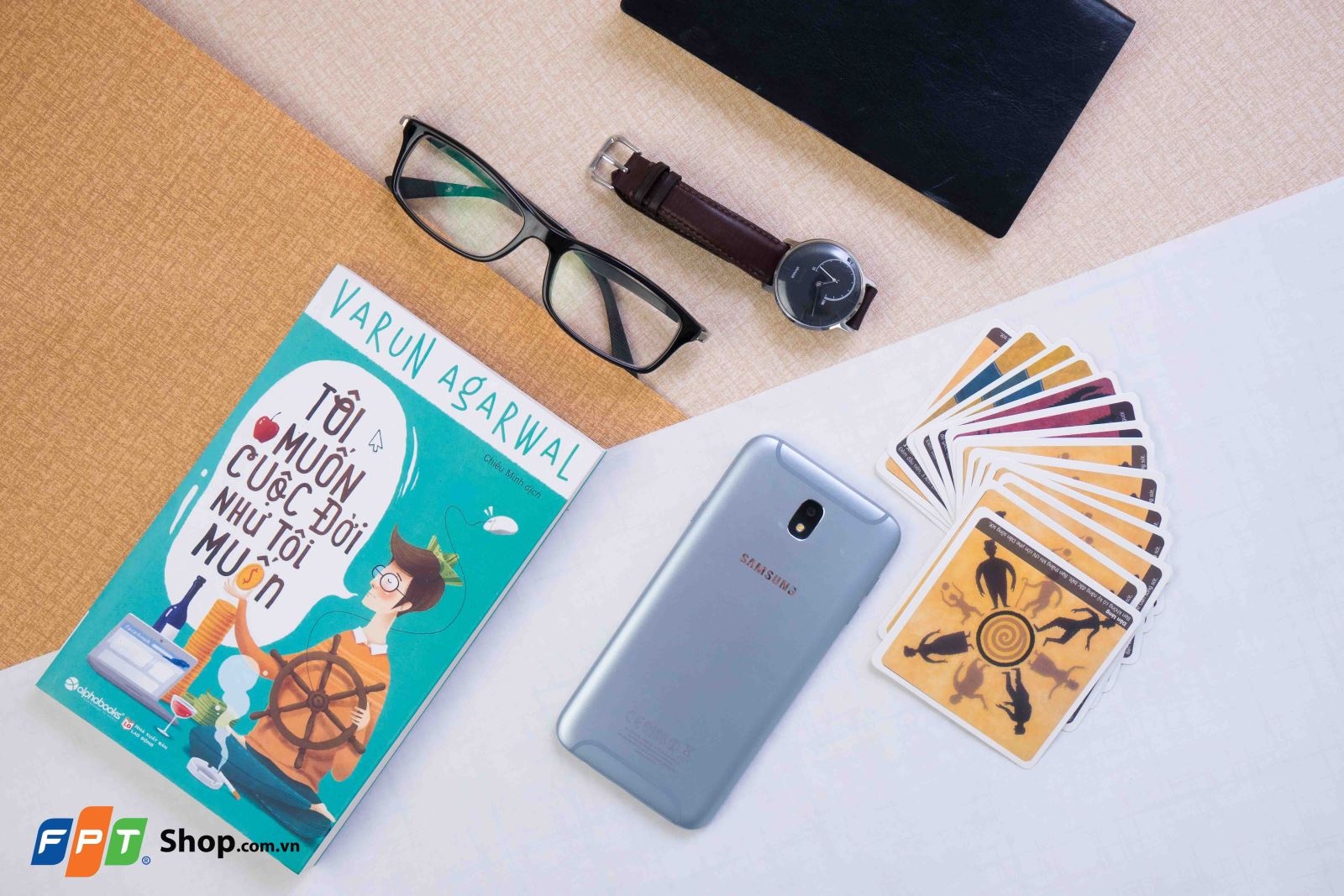 Ảnh flatlay Galaxy J7 Pro fptshop