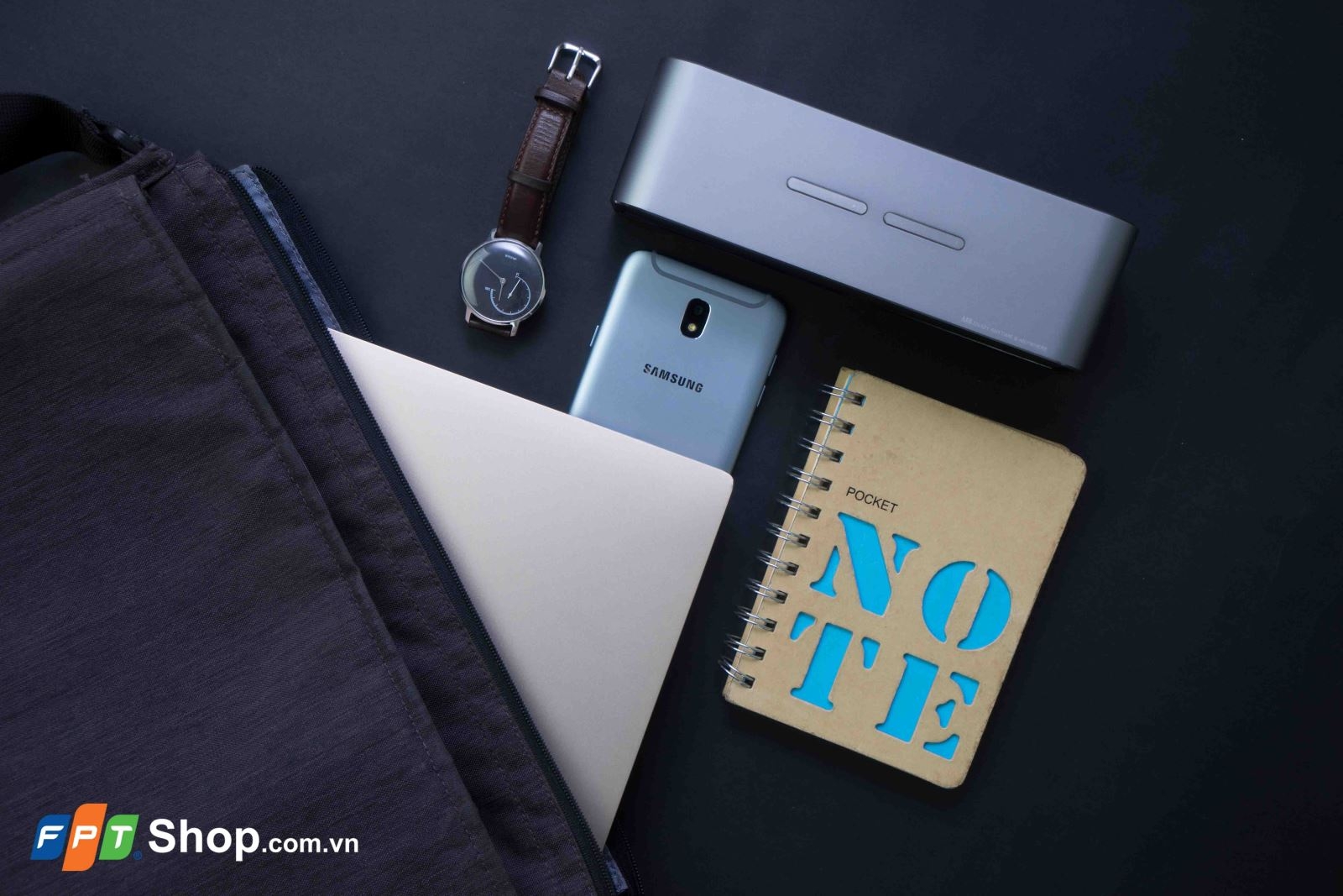 Ảnh flatlay Galaxy J7 Pro fptshop