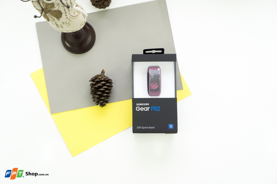 Gear Fit 2 được đóng hộp đơn giản