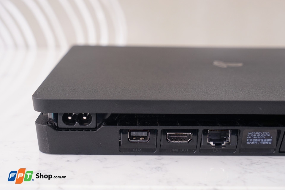 Mặt sau là nơi đặt các cổng kết nối Mặt sau là nơi đặt các cổng kết nối