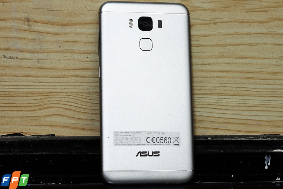 Mặt lưng của máy được chia làm 3 phần bởi 2 đường diamond cut Mặt lưng của máy được chia làm 3 phần bởi 2 đường diamond cut