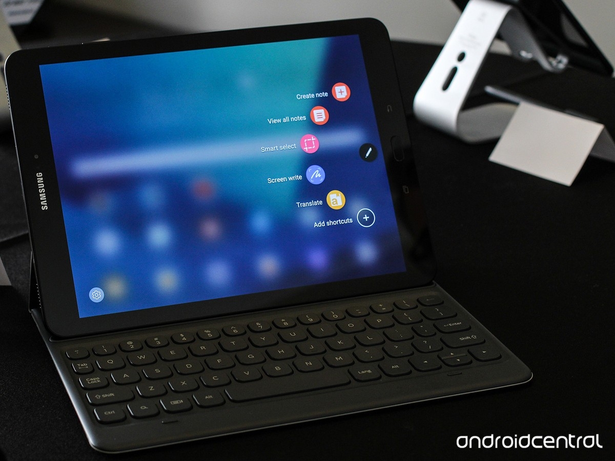 Galaxy Tab S3 còn đi kèm phụ kiện là bàn phím kiêm case bảo vệ Galaxy Tab S3 còn đi kèm phụ kiện là bàn phím kiêm case bảo vệ