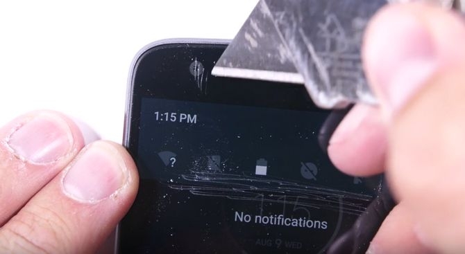 Thử tra tấn Moto Z2 Force màn hình không vỡ
