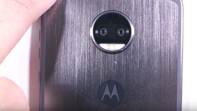 Thử tra tấn Moto Z2 Force màn hình không vỡ