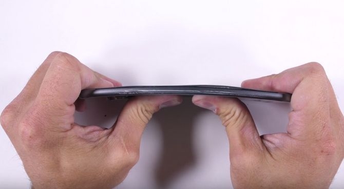 Thử tra tấn Moto Z2 Force màn hình không vỡ