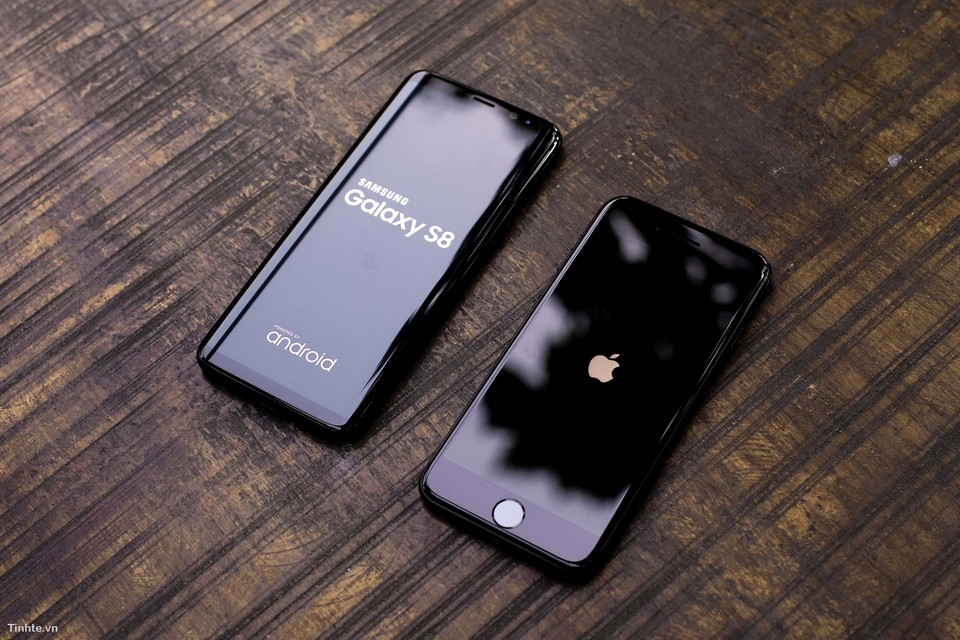 Galaxy S8 Midnight Black so kèo iPhone 7 Jet Black