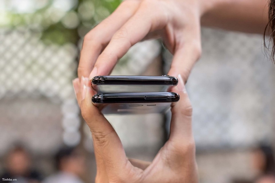 Galaxy S8 Midnight Black so kèo iPhone 7 Jet Black