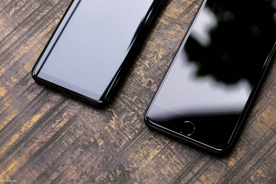 Galaxy S8 Midnight Black so kèo iPhone 7 Jet Black