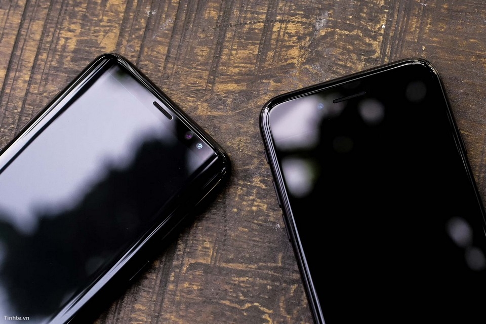 Galaxy S8 Midnight Black so kèo iPhone 7 Jet Black