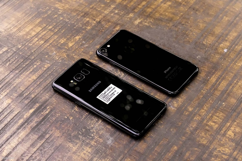Galaxy S8 Midnight Black so kèo iPhone 7 Jet Black