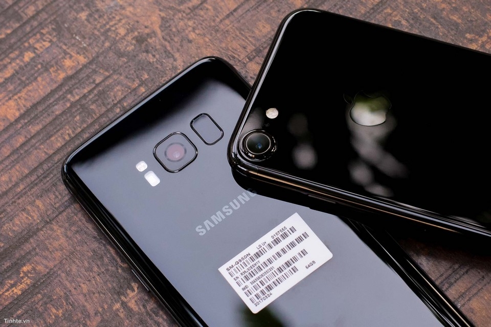 Galaxy S8 Midnight Black so kèo iPhone 7 Jet Black
