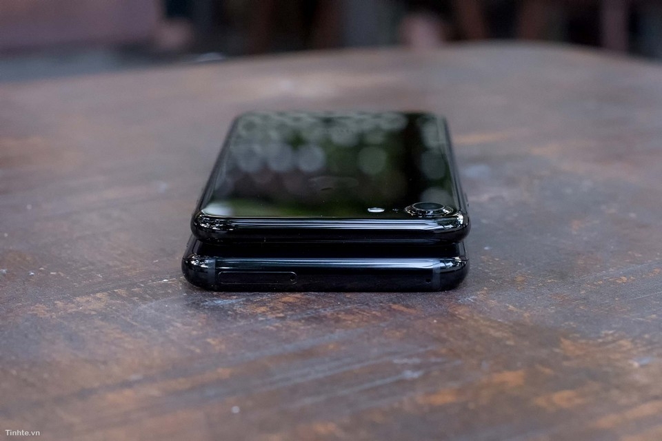 Galaxy S8 Midnight Black so kèo iPhone 7 Jet Black