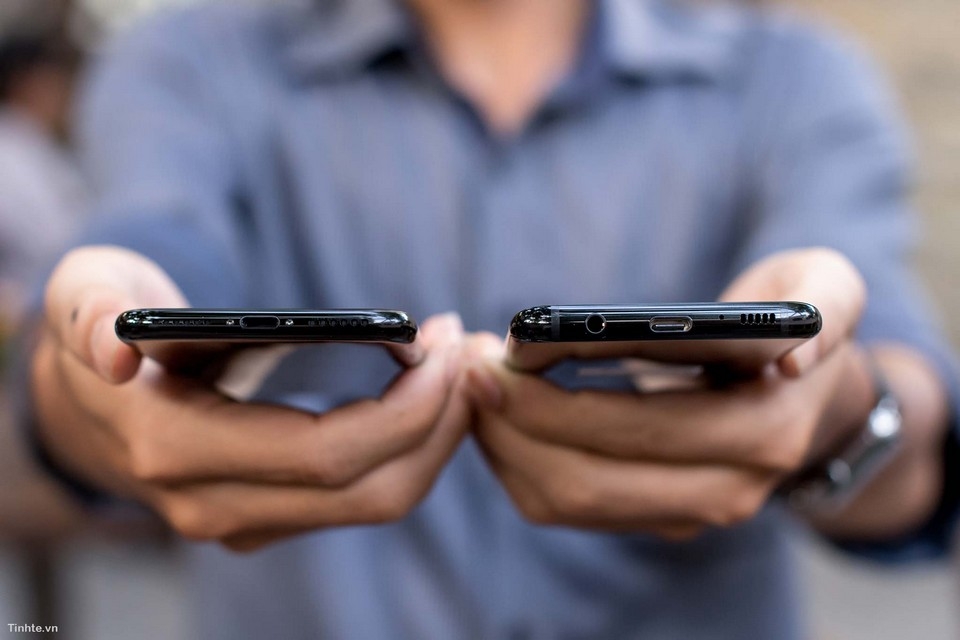 Galaxy S8 Midnight Black so kèo iPhone 7 Jet Black