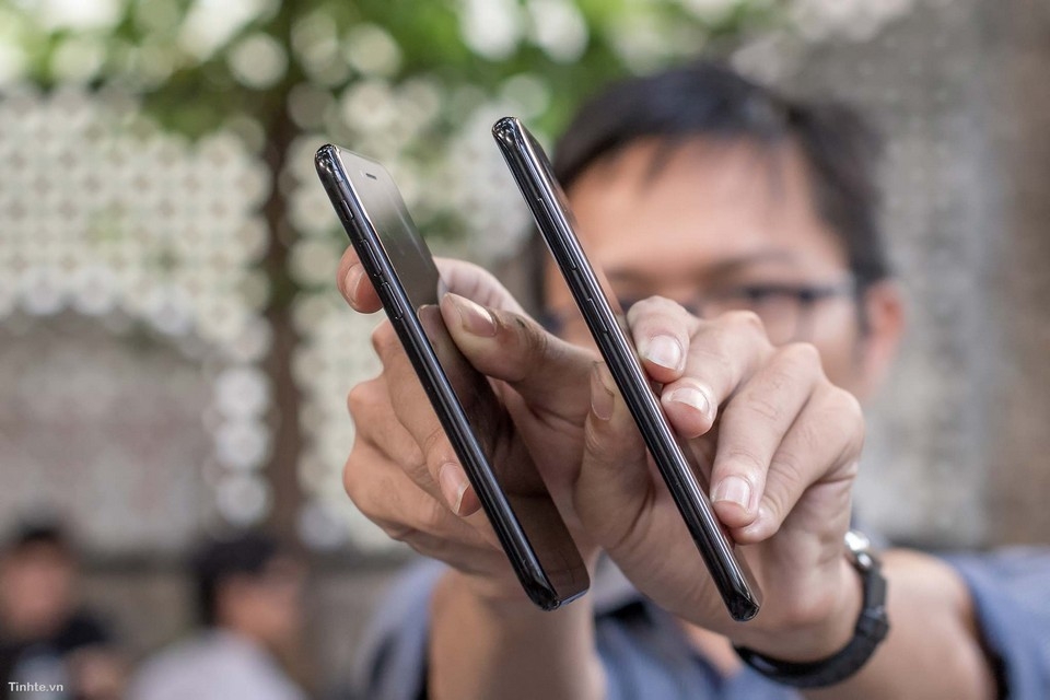 Galaxy S8 Midnight Black so kèo iPhone 7 Jet Black